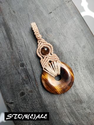 Collana con ciondolo in macrame e occhio di tigre