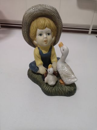 Figura antigua de niño con patos