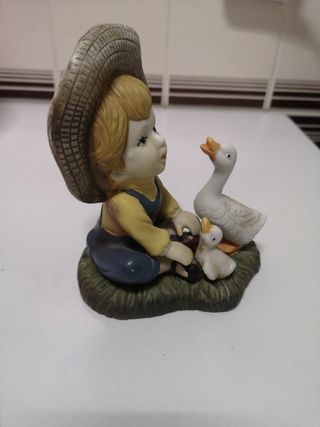 Figura antigua de niño con patos