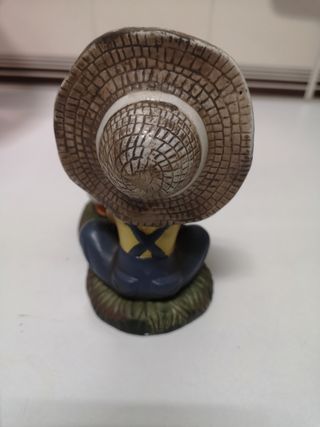 Figura antigua de niño con patos