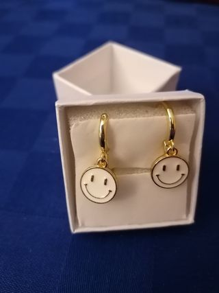 Pendientes carita sonriente.