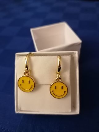 Pendientes carita sonriente.