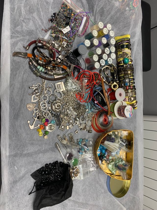 Abalorios, piezas zamac, bisutería, varios