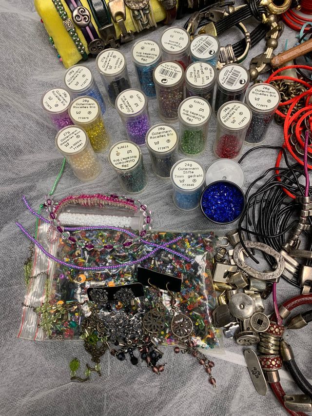 Abalorios, piezas zamac, bisutería, varios