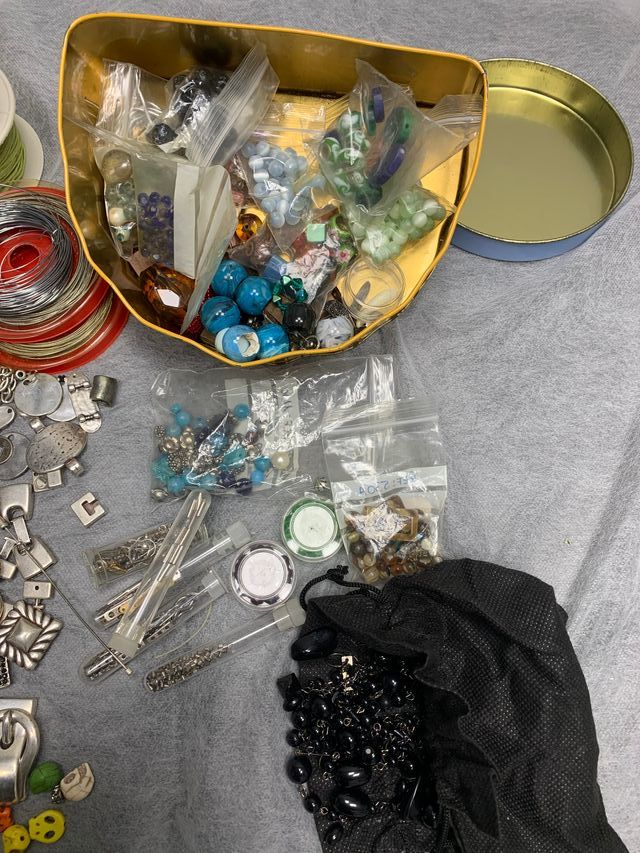 Abalorios, piezas zamac, bisutería, varios