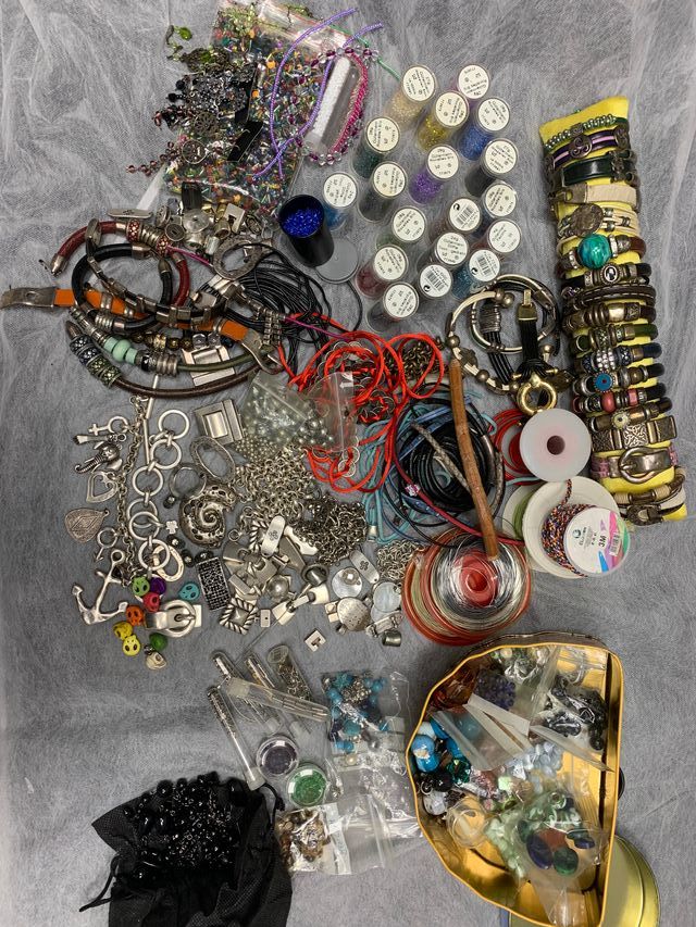 Abalorios, piezas zamac, bisutería, varios