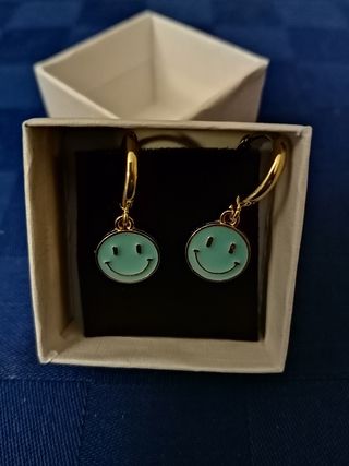Pendientes carita sonriente.