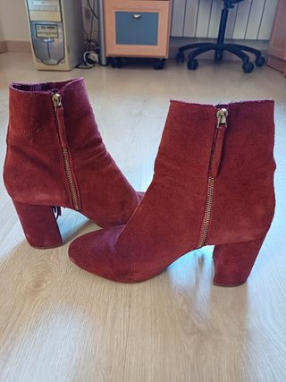 Botas piel tacón burdeos Stradivarius  39