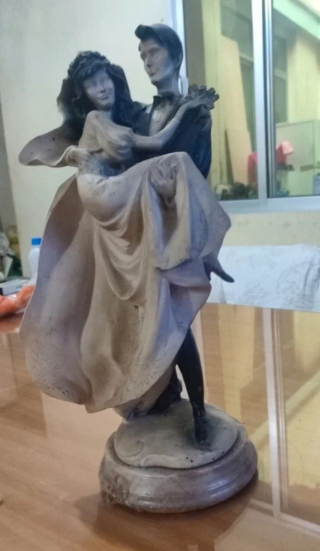 Escultura de pajera recién casados