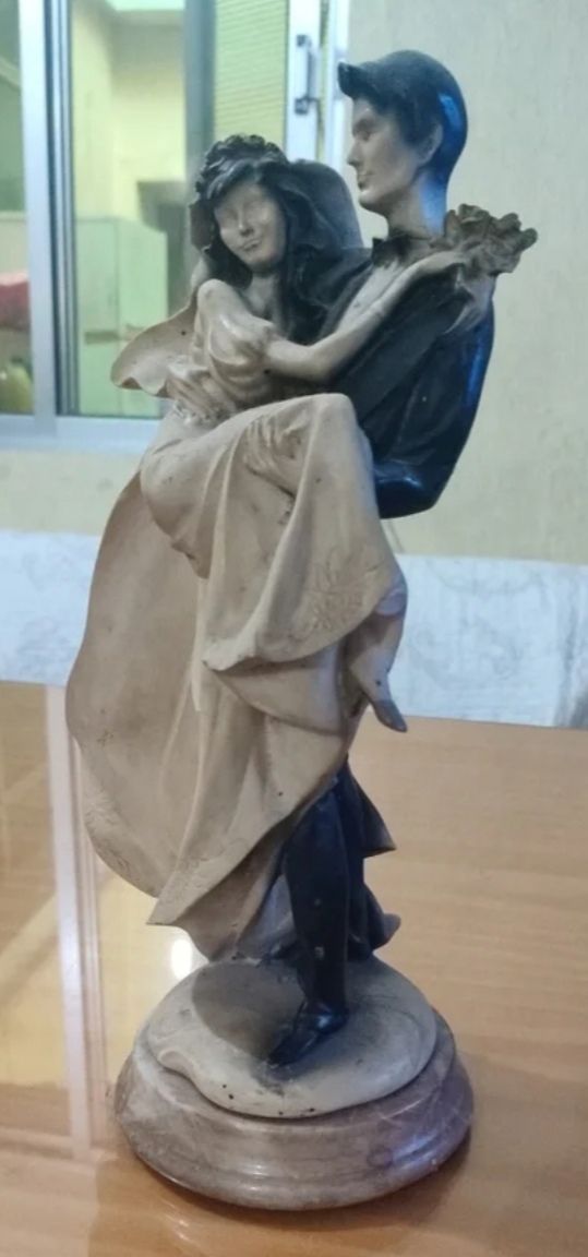 Escultura de pajera recién casados
