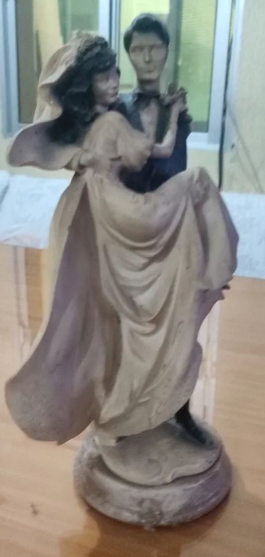 Escultura de pajera recién casados