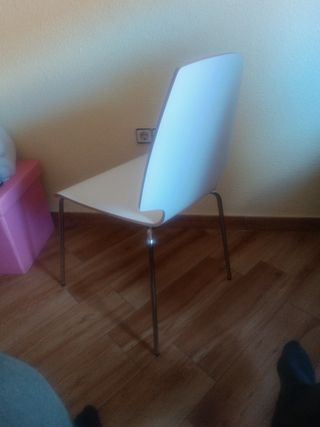 Silla de cocina o escritorio.