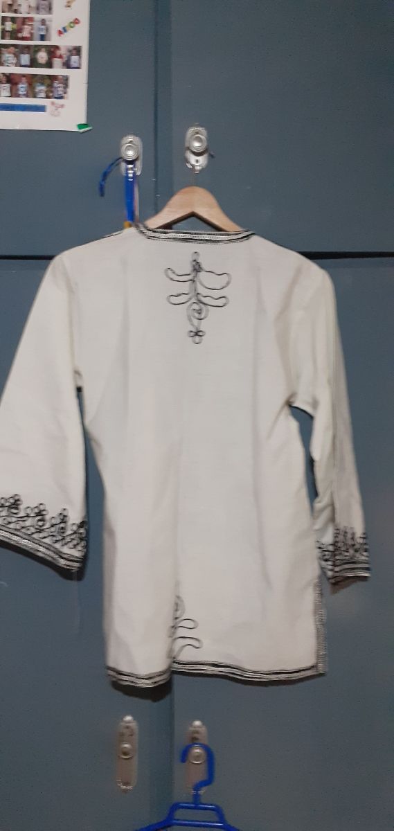 Camisa tunecina, echa a mano