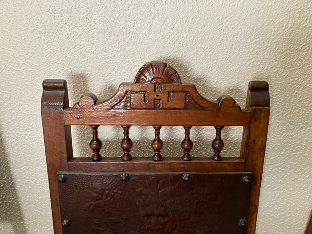 Lote 2 sillas antiguas talladas