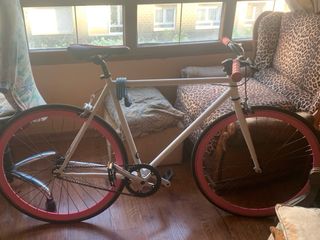 bici fixie rosa y blanca 