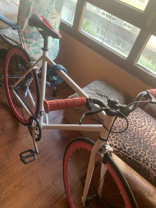 bici fixie rosa y blanca 