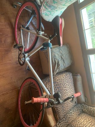 bici fixie rosa y blanca 
