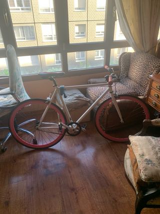 bici fixie rosa y blanca 