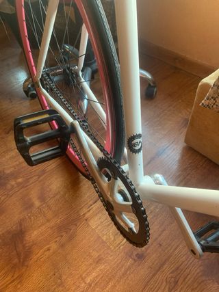 bici fixie rosa y blanca 