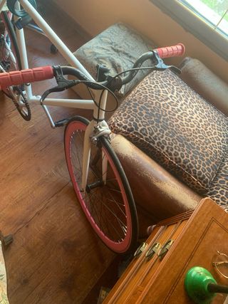 bici fixie rosa y blanca 