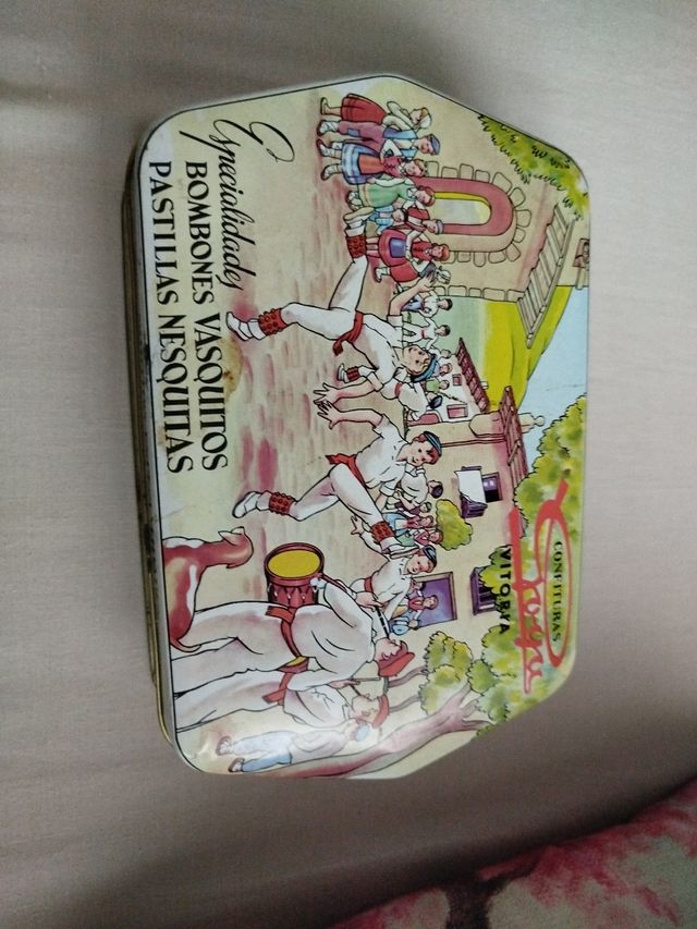 Caja metálica antigua