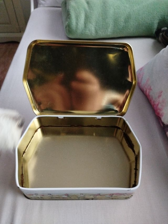 Caja metálica antigua