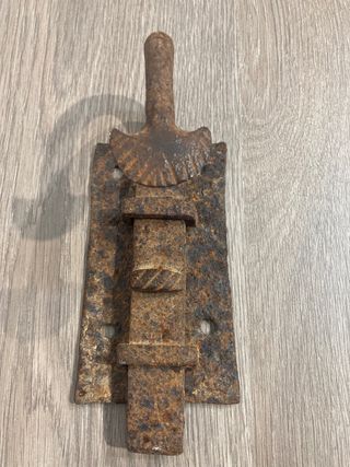 Antiguo cerrojo puerta forja