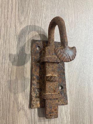 Antiguo cerrojo puerta forja