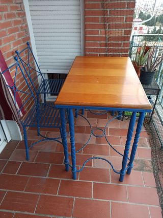 Mesa de forja y madera con sillas