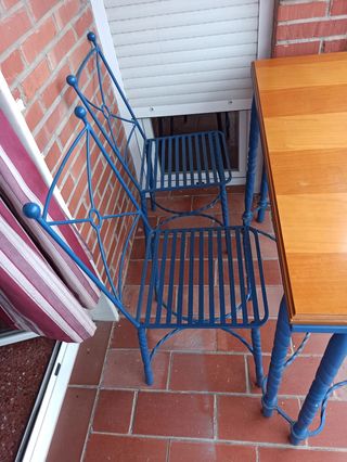 Mesa de forja y madera con sillas