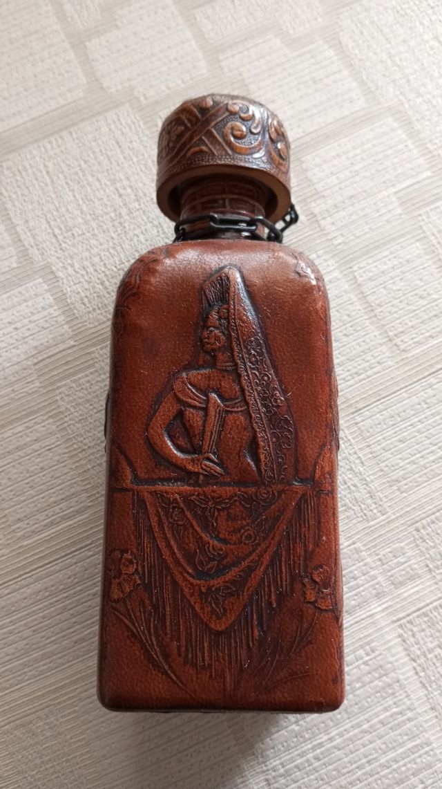 Botella forrada de cuero