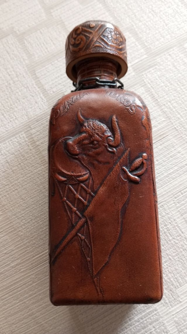Botella forrada de cuero