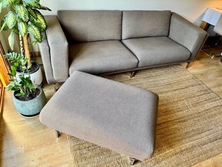 Sofá tres plazas+reposapiés, modelo Nockeby (IKEA)