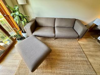 Sofá tres plazas+reposapiés, modelo Nockeby (IKEA)