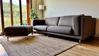 Sofá tres plazas+reposapiés, modelo Nockeby (IKEA)