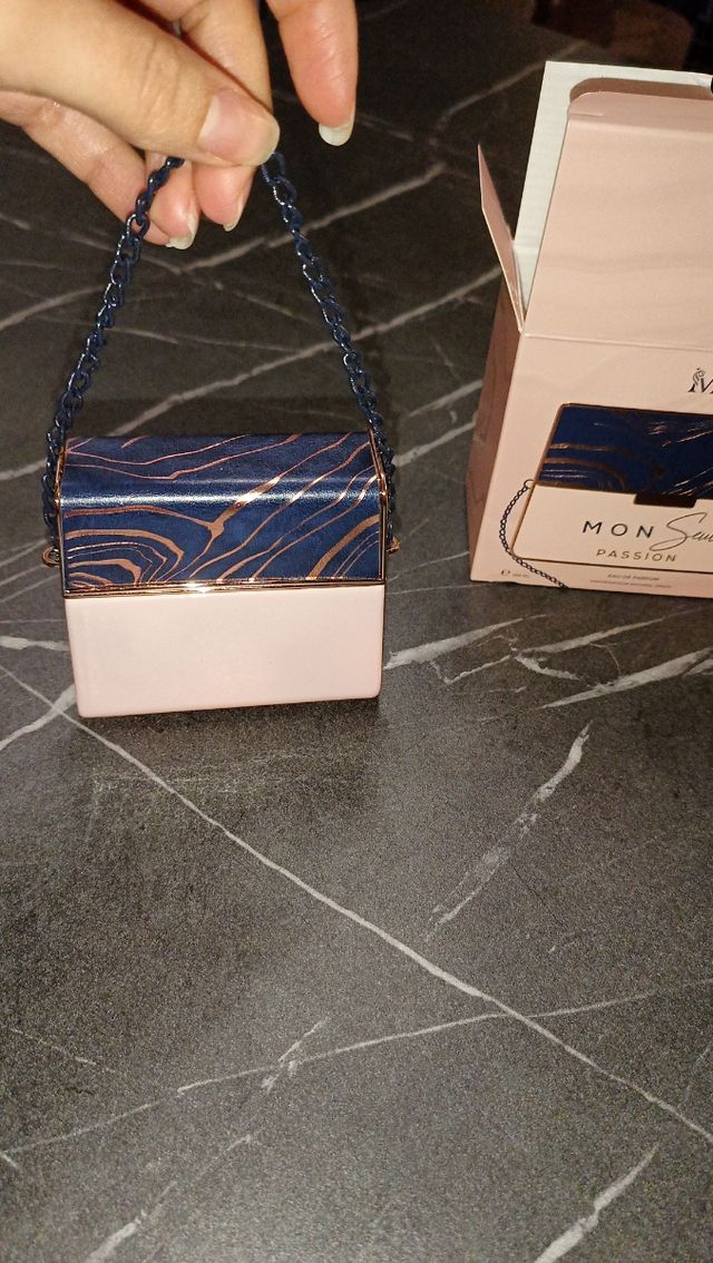 Profumo donna forma borsetta 