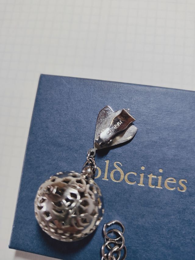 Pendientes y colgante a juego plateado