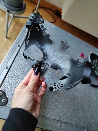 Mascara y diadema con sombrero