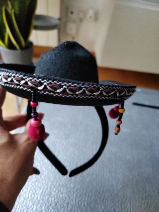 Mascara y diadema con sombrero