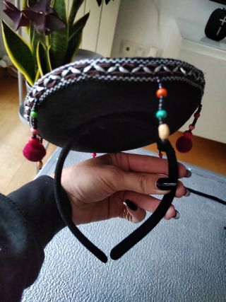 Mascara y diadema con sombrero