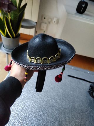 Mascara y diadema con sombrero