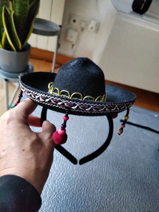Mascara y diadema con sombrero