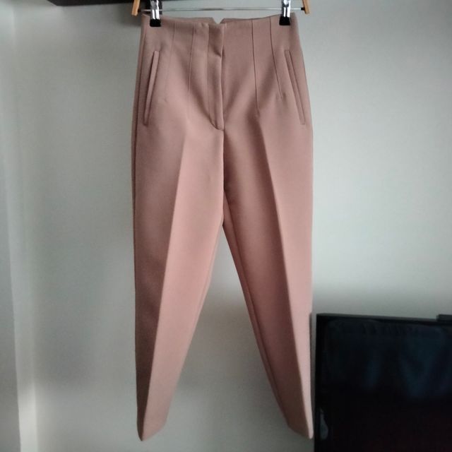 Pantalón tiro alto en cámel de Zara XS