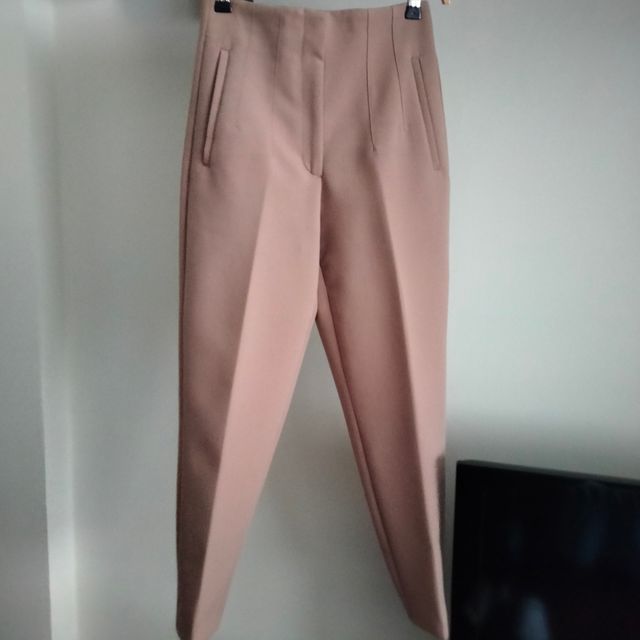 Pantalón tiro alto en cámel de Zara XS