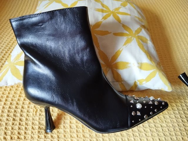 Sfera Botín negro con tachuelas