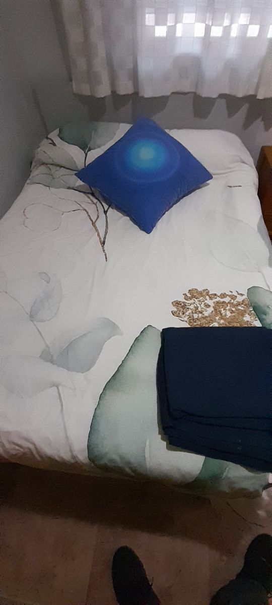 Colchón de matrimonio, con base tapizada