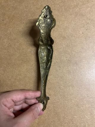 Tirador de puerta latón