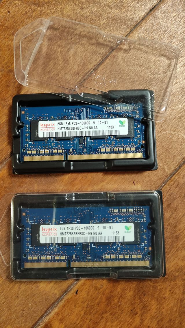 2 moduli SODIMM Hynix 2GB DDR3.