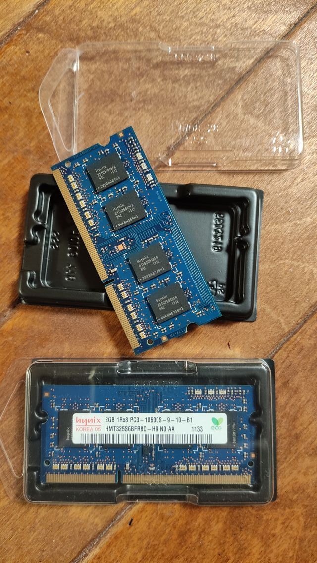 2 moduli SODIMM Hynix 2GB DDR3.