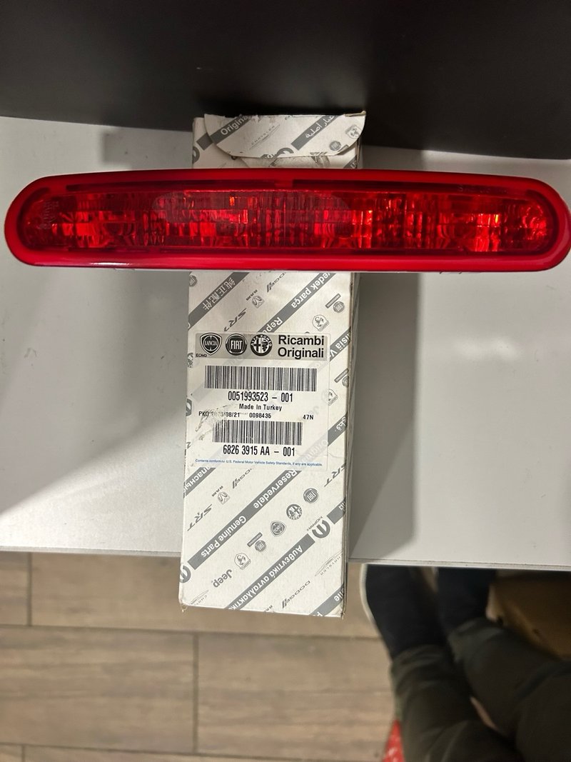 Tercera luz freno Fiat Doblo OEM 0051993523 - foto 1